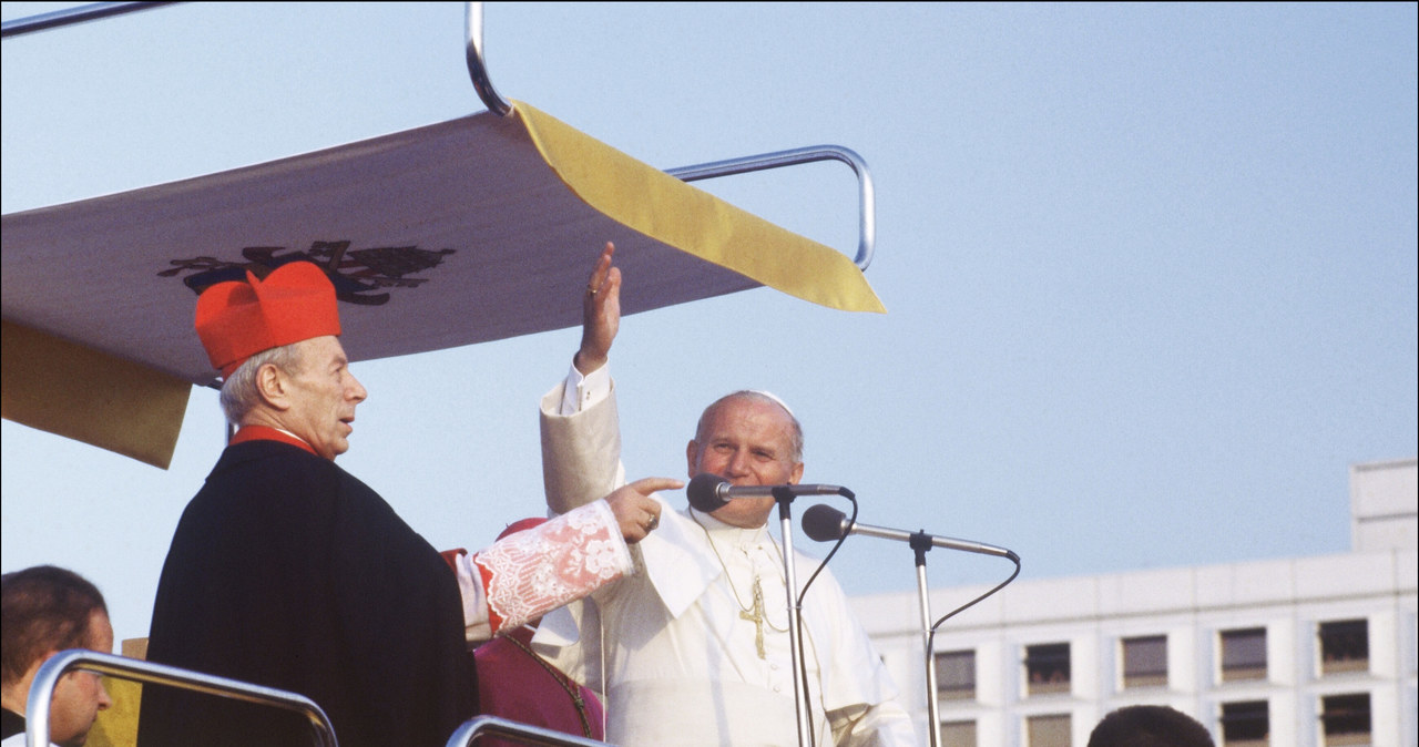 Jan Paweł II podczas pielgrzymki do Polski w 1979 roku /AFP