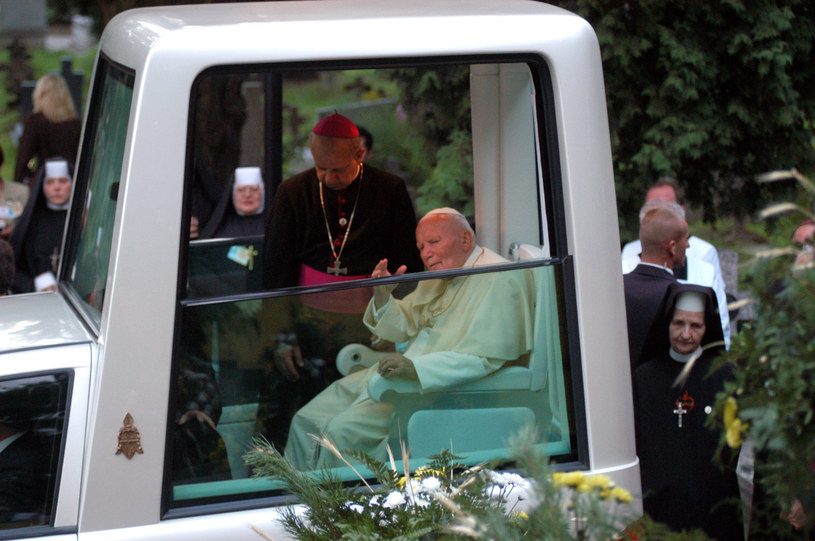 Jan Paweł II podczas pielgrzymki w Polsce /Getty Images