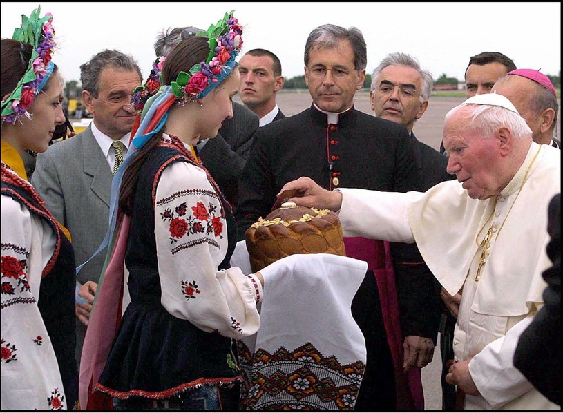 Jan Paweł II podczas pielgrzymki w Ukrainie, Lwów, 25 czerwca 2001 r. /GALAZKA/SIPA/EAST NEWS /East News
