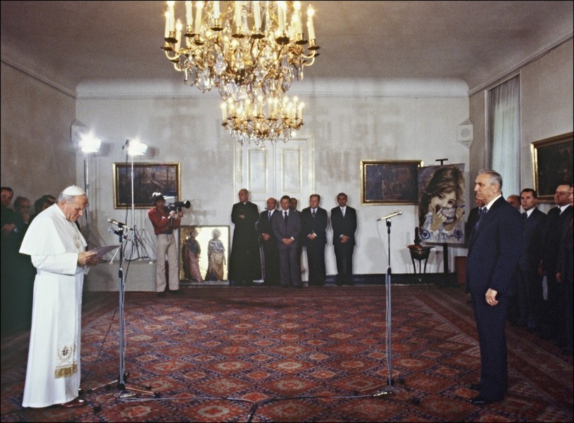 Jan Paweł II podczas spotkania z Edwardem Gierkiem /ARCHIVE /AFP