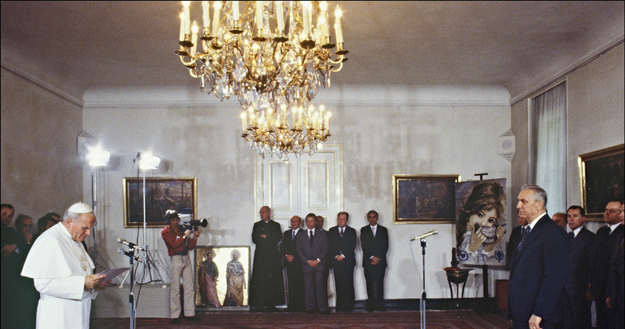 Jan Paweł II podczas spotkania z Edwardem Gierkiem /ARCHIVE /AFP