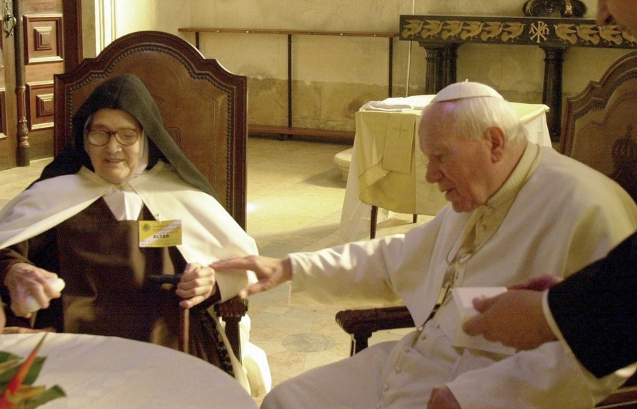 Jan Paweł II podczas spotkania z siostrą Łucią dos Santos w Fatimie 13 maja 2000 roku /Arturo Mari /PAP/EPA
