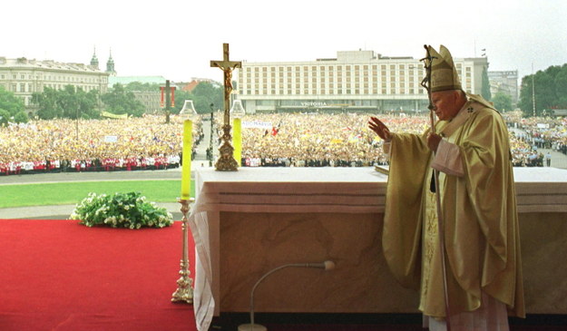 Jan Paweł II podczas VII pielgrzymki do Polski, błogosławi wiernych zgromadzonych na Placu Piłsudskiego w Warszawie /Arturo Mari /PAP