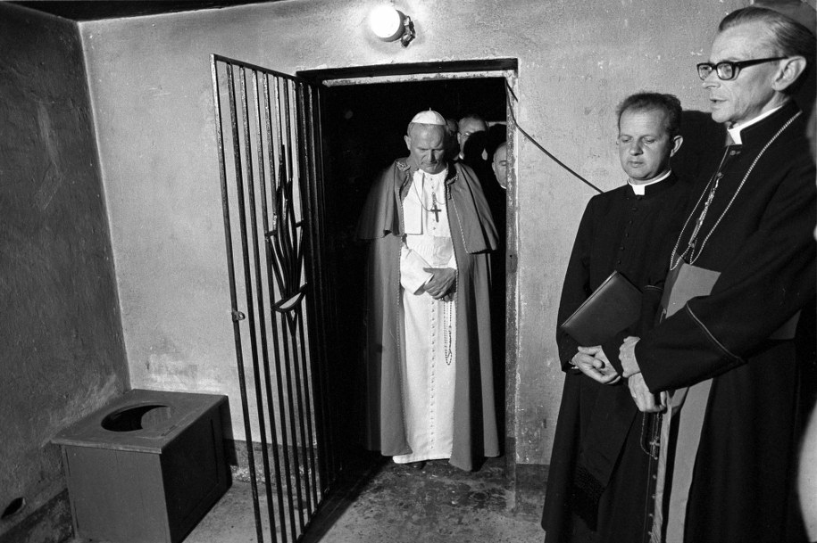 Jan Paweł II w celi bloku nr 11 (Blok Śmierci), w której zginął franciszkanin o. Maksymilian Maria Kolbe /Bogdan Łopieński /PAP