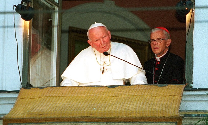 Jan Paweł II w oknie na Franciszkańskiej 3 /Piotr Tumidajski /Agencja FORUM