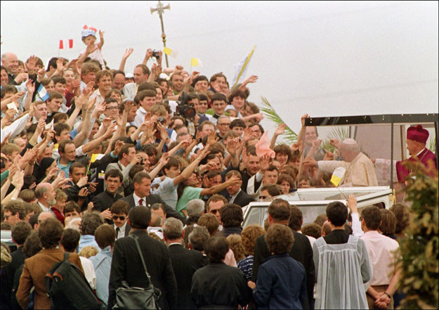 Jan Paweł II w Polsce w 1987 roku /AFP