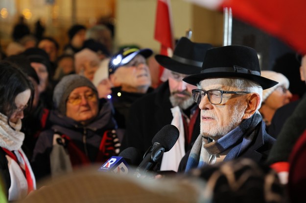 Jan Pietrzak (P) podczas manifestacji przed siedzibą Telewizyjnej Agencji Informacyjnej na Placu Powstańców Warszawy /Paweł Supernak /PAP