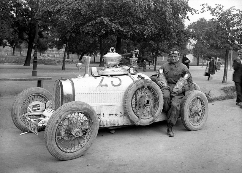 Jan Ripper w wyścigowym Bugatti z nagrodami zdobytymi w 1928 roku /Wikimedia Commons /domena publiczna