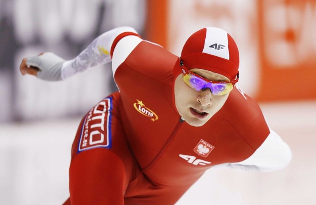 Jan Szymański w biegu na 1500 m w zawodach Pucharu Świata w holenderskim Heerenveen /JERRY LAMPEN /PAP/EPA