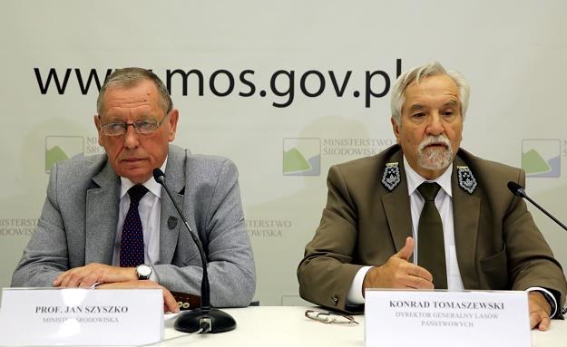 Jan Szyszko (L) i Konrad Tomaszewski /fot. Tomasz Gzell /PAP