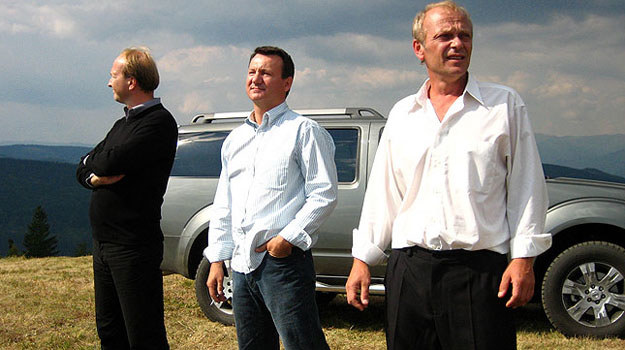 Jan Vondráček, Robert Więckiewicz i Attila Mokos w scenie z filmu "Spokój w duszy" /materiały prasowe