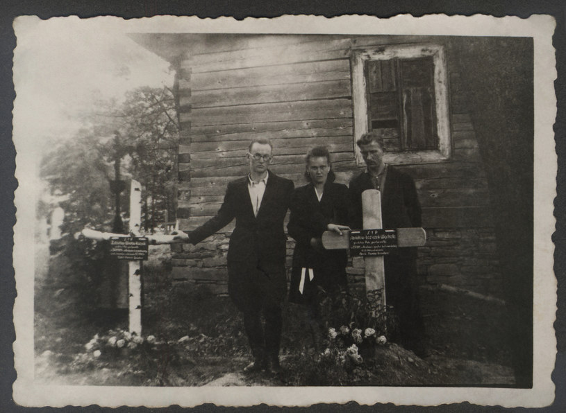Jan Wąchała „Łazik” (z lewej) obok grobów brata i kolegi /Archiwum autora