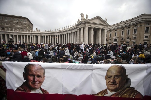 Jan XXIII i Jan Paweł II ogłoszeni świętymi /ANGELO CARCONI /PAP/EPA