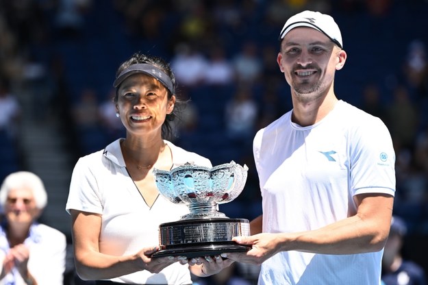 Jan Zieliński i Su-wei Hsieh triumfatorami gry mieszanej w wielkoszlemowym turnieju tenisowym Australian Open /JOEL CARRETT    /PAP/EPA