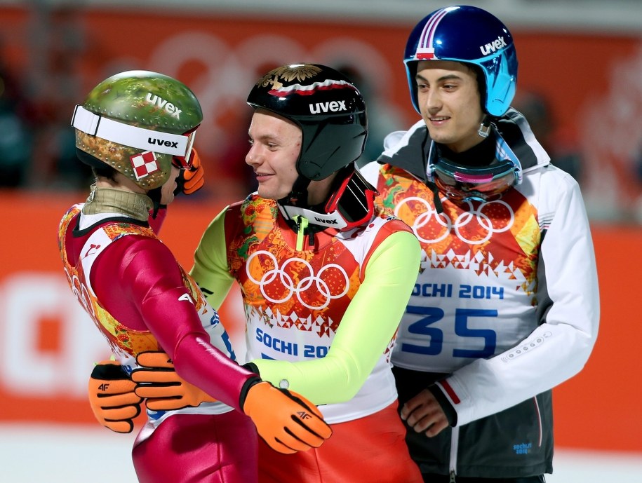 Jan Ziobro i Maciej Kot gratulują Kamilowi Stochowi /FEHIM DEMIR /PAP/EPA