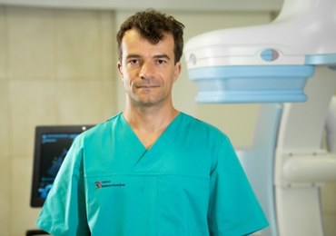Dr hab. n. med. Adam Janas jest kardiologiem, a także kardiologiem inwazyjnym. Pracuje w X Oddziale Kardiologii Inwazyjnej, Elektrofizjologii i Elektroterapii Polsko-Amerykańskich Klinik Serca w Tychach (Grupa American Heart of Poland). Ukończył roczny staż w San Antonio Endovascular & Heart Institute w Texasie (USA), w trakcie którego szkolił się w zakresie diagnostyki i leczenia miażdżycy tętnic oraz jej powikłań. Jest doktorem habilitowanym nauk medycznych, profesorem Akademii Krakowskiej im. Andrzeja Frycza-Modrzewskiego w Krakowie na wydziale Nauk o Zdrowiu.