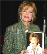 Jane Fonda ze swoją książką /AFP