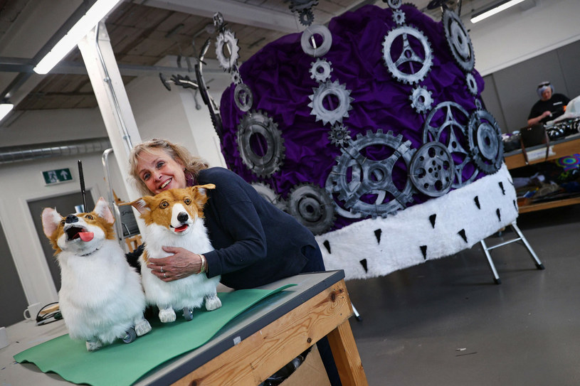 Jane Hytch przytula naturalnej wielkości model psa Corgi obok gigantycznego modelu korony w warsztacie firmy w Coventry w środkowej. Wszystko to przygotowania do jubileuszu Królowej Elżbiety II /SYLVAIN PEUCHMAURD/ADRIAN DENNIS/AFP/East News /East News