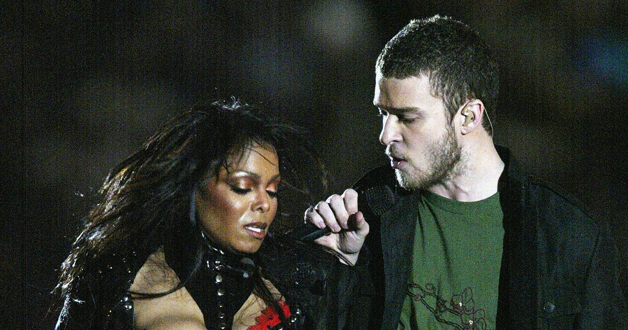 Janet Jackson i Justin Timberlake podczas pamiętnej wpadki w 2004 roku /Donald Miralle /Getty Images