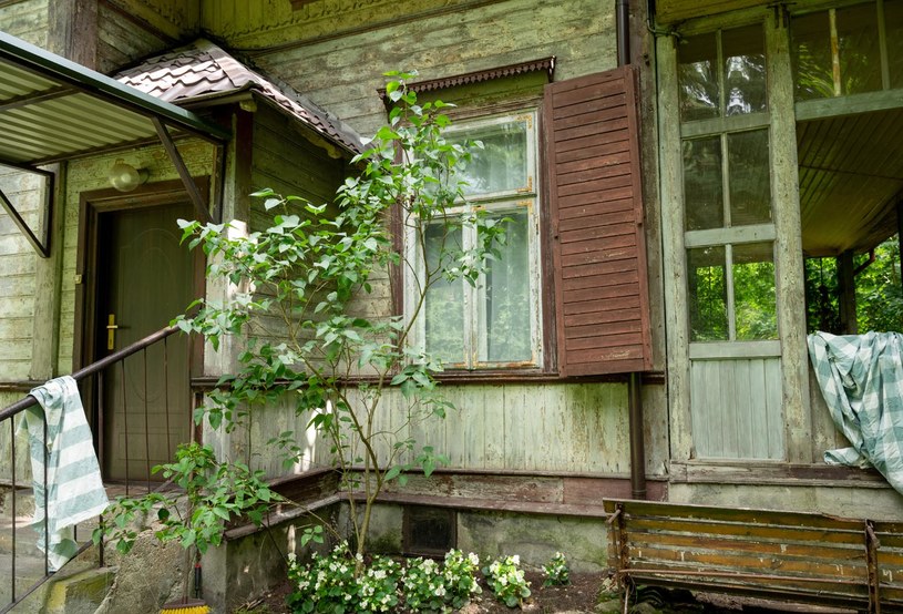 Jankowski wyzna Sadowskiej, że dom od dawna stoi pusty i niszczeje /Źródło: AIM