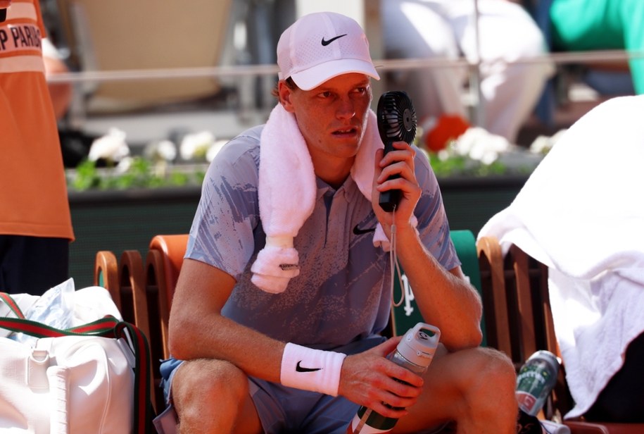 Jannik Sinner nie wygra French Open w tym roku. /PAP/EPA/MOHAMMED BADRA /PAP/EPA