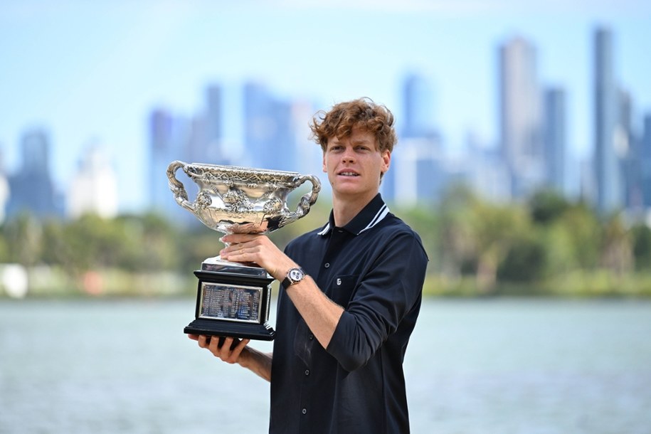 Jannik Sinner z pucharem za wygraną w tegorocznym Australian Open /JAMES ROSS /PAP/EPA