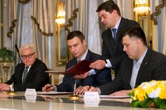 Janukowycz i liderzy opozycji podpisali porozumienie