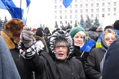 Janukowycz prowadzi, jego zwolennicy fetują 