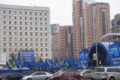 Janukowycz prowadzi, jego zwolennicy fetują 