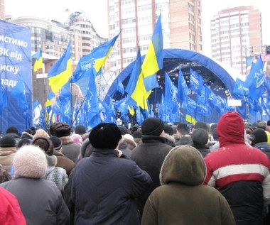 Janukowycz prowadzi, jego zwolennicy fetują 