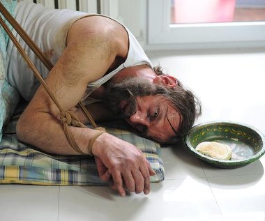 Janusz Chabior w scenie z filmu "Trzy siostry T"