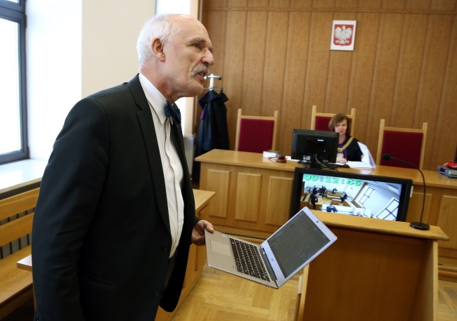 Janusz Korwin-Mikke podczas ogłaszania wyroku /Tomasz Gzell    /PAP