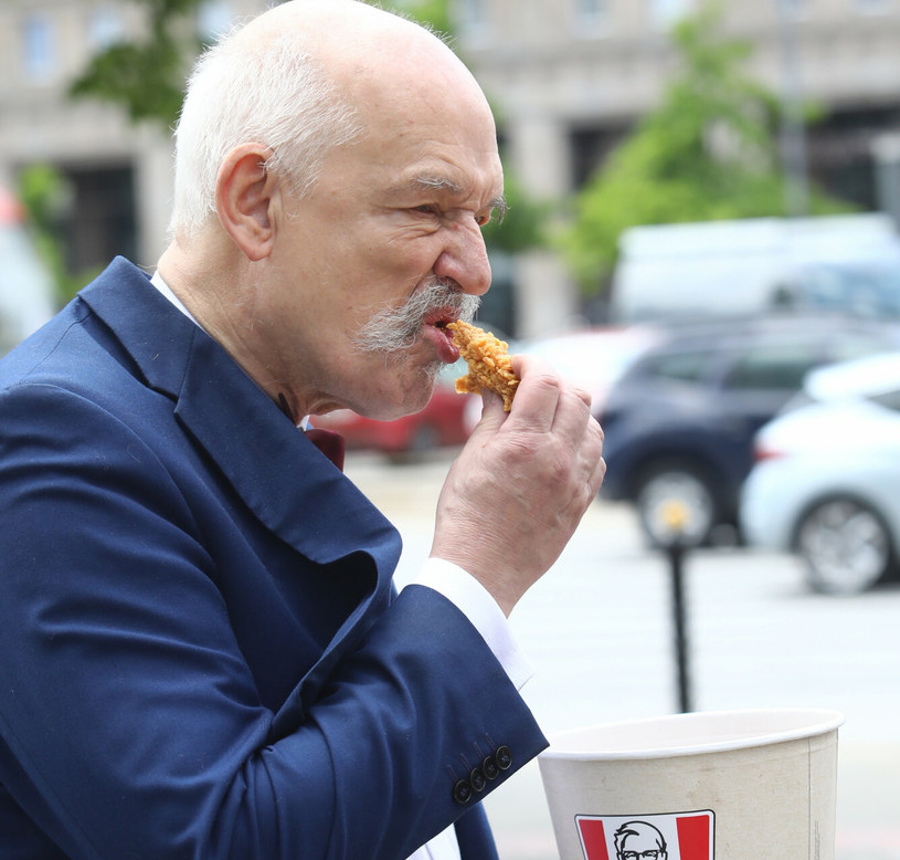 Janusz Korwin-Mikke rozpoczął dietę opartą na fast foodach /Tomasz Jastrzębowski /Reporter