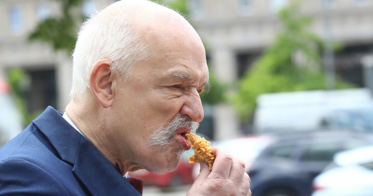 Janusz Korwin-Mikke rozpoczął dietę opartą na fast foodach /Tomasz Jastrzębowski /Reporter