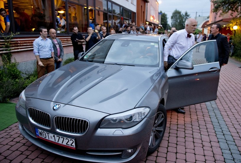 Janusz Korwin-Mikke w swoim BMW serii 5 w 2014 - według najnowszych doniesień już wtedy nie miał on prawa jazdy /Piotr Tracz /Reporter