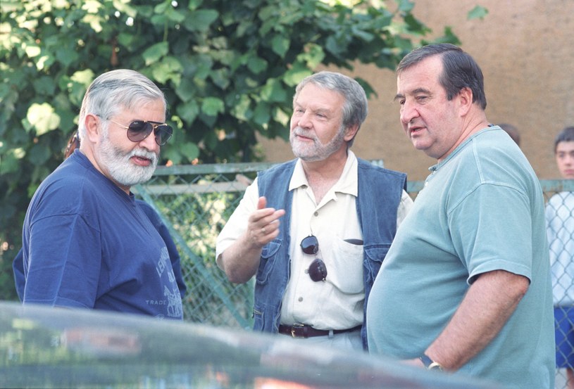 Janusz Majewski (L), Leonard Pietraszak (C) i Krzysztof Kowalewski (P) na planie serialu "Siedlisko" /TVP ARCHIWUM /Agencja FORUM