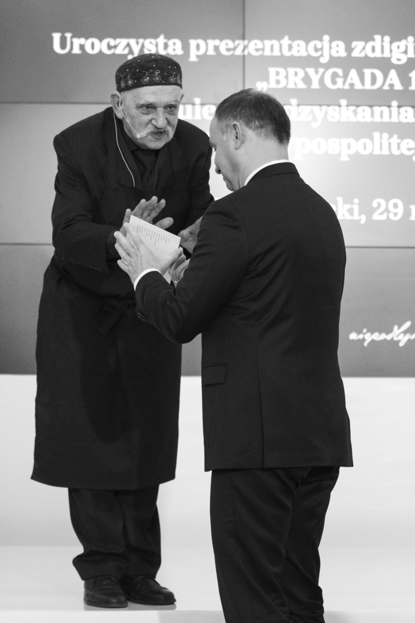 Janusz Tryzno i prezydent Andrzej Duda na uroczystości udostępnienia zdigitalizowanej czcionki Brygada 1918 do powszechnego użytku. /Andrzej Hulimka  /Agencja FORUM