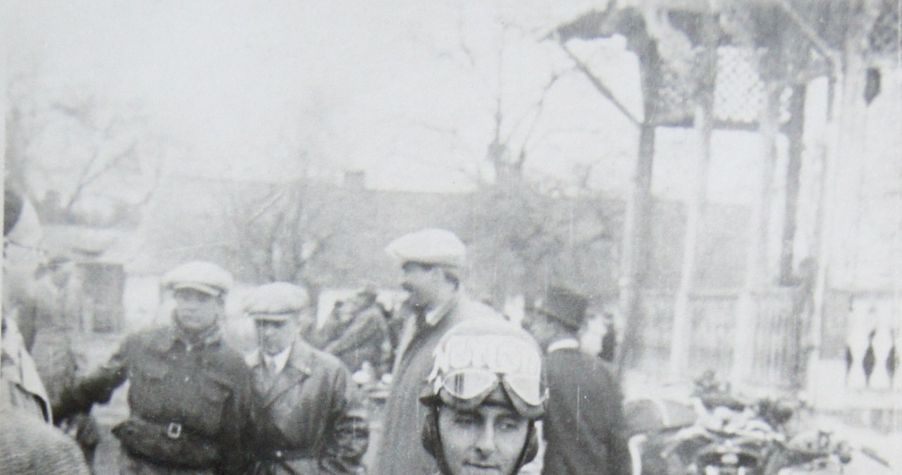 Janusz Żmijewski na kilka minut przed startem do wyścigu w Strudze, w 1935 roku /Archiwum Tomasza Szczerbickiego