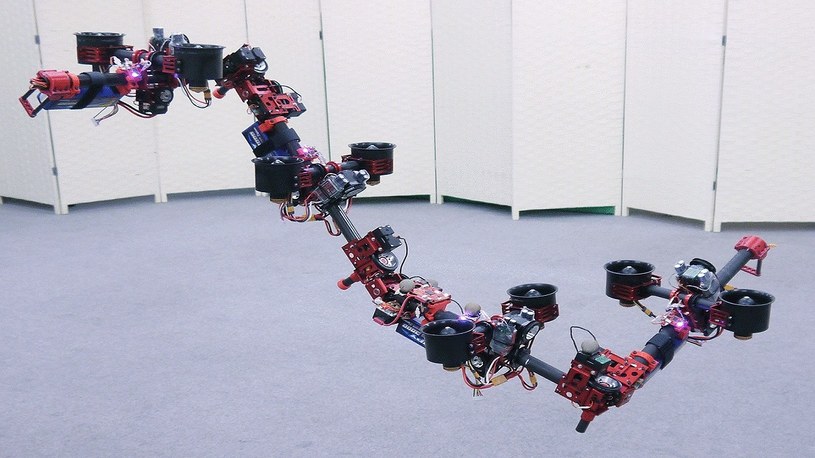 Japończycy pokazali dziwnego drona, który zmienia kształt w trakcie lotu /Geekweek