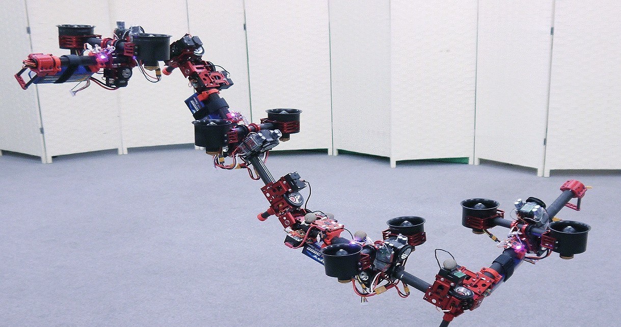 Japończycy pokazali dziwnego drona, który zmienia kształt w trakcie lotu /Geekweek