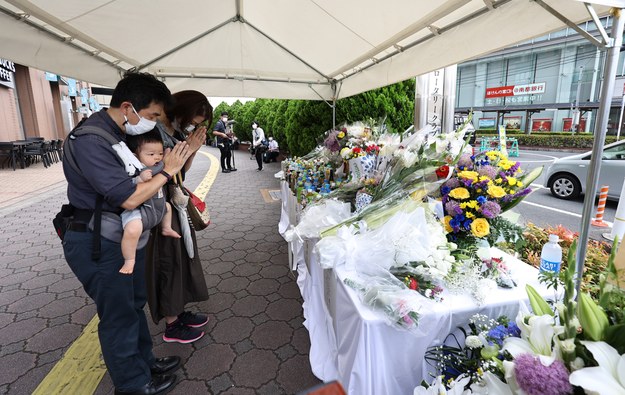 Japończycy składający kwiaty w miejscu, gdzie postrzelono Shinzo Abe. /JIJI PRESS JAPAN /PAP/EPA
