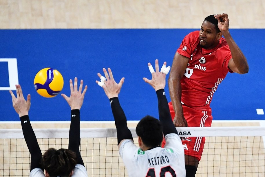 Japończycy Taishi Onodera (L) i Kentaro Takahashi (C) oraz Polak Wilfredo Leon (P) / 	Adam Warżawa    /PAP