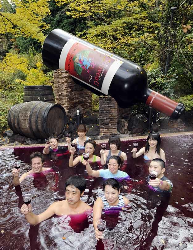 Japończycy tak uwielbiają Beaujolais Nouveau, że się w nim nawet kąpią! /AFP