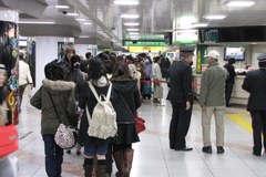 Japończycy uciekają z Tokio przed radioaktywną chmurą