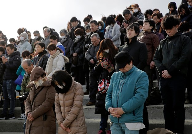 Japończycy uczcili minutą ciszy ofiary tragicznego trzęsienia ziemi i tsunami /KIMIMASA MAYAMA /PAP/EPA
