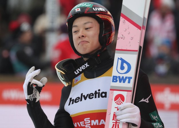 Japończyk Ryoyu Kobayashi cieszy się z wygranej w konkursie skoków Pucharu Świata w szwajcarskim Engelbergu / 	Grzegorz Momot    /PAP