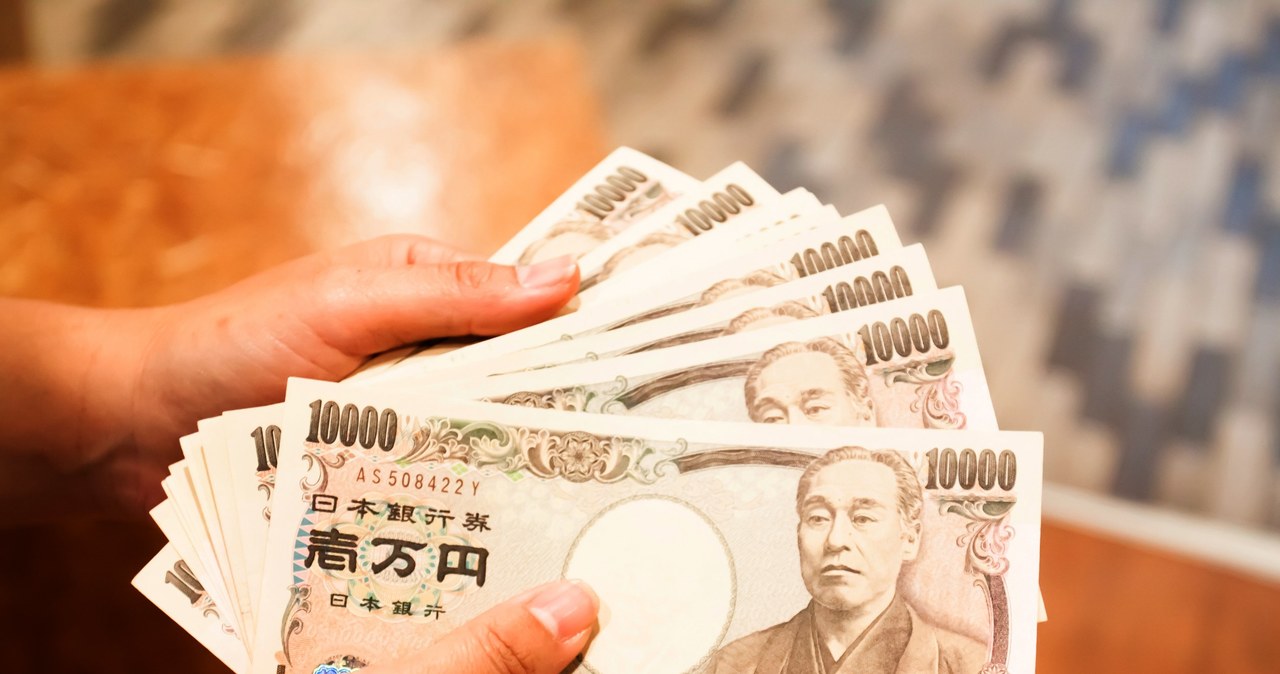 Japonia interweniuje na rynku walutowym /123RF/PICSEL