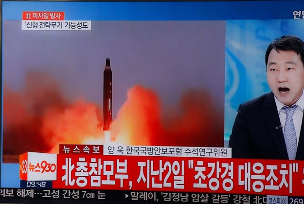 Japonia podaje, że Korea Płn. wystrzeliła cztery rakiety dalekiego zasięgu /KIM HEE-CHUL /PAP/EPA