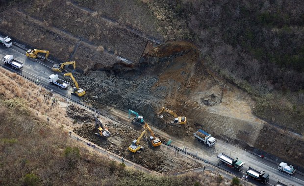 Japonia: Ponad 100 rannych w silnym trzęsieniu ziemi. W elektrowniach atomowych bez anomalii