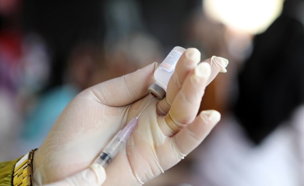 Japonia: Wycofano 1,6 mln dawek szczepionki Moderna